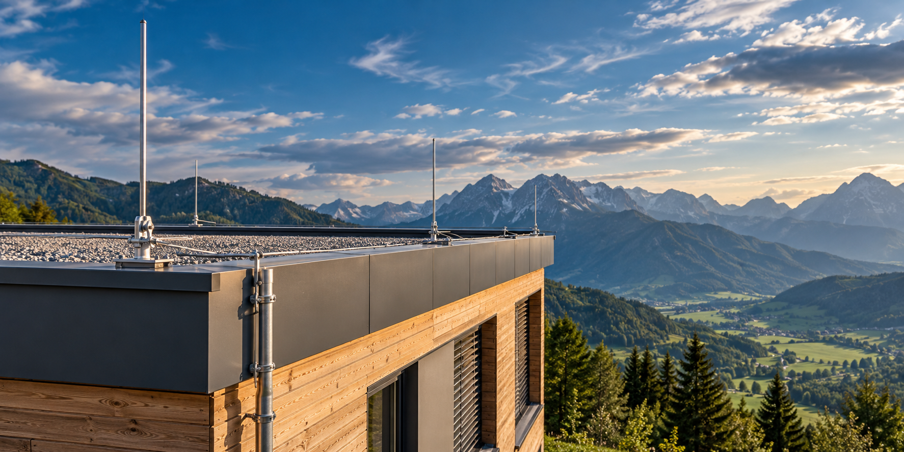 Blitzschutzanlage auf einem Flachdach vor Bergpanorama